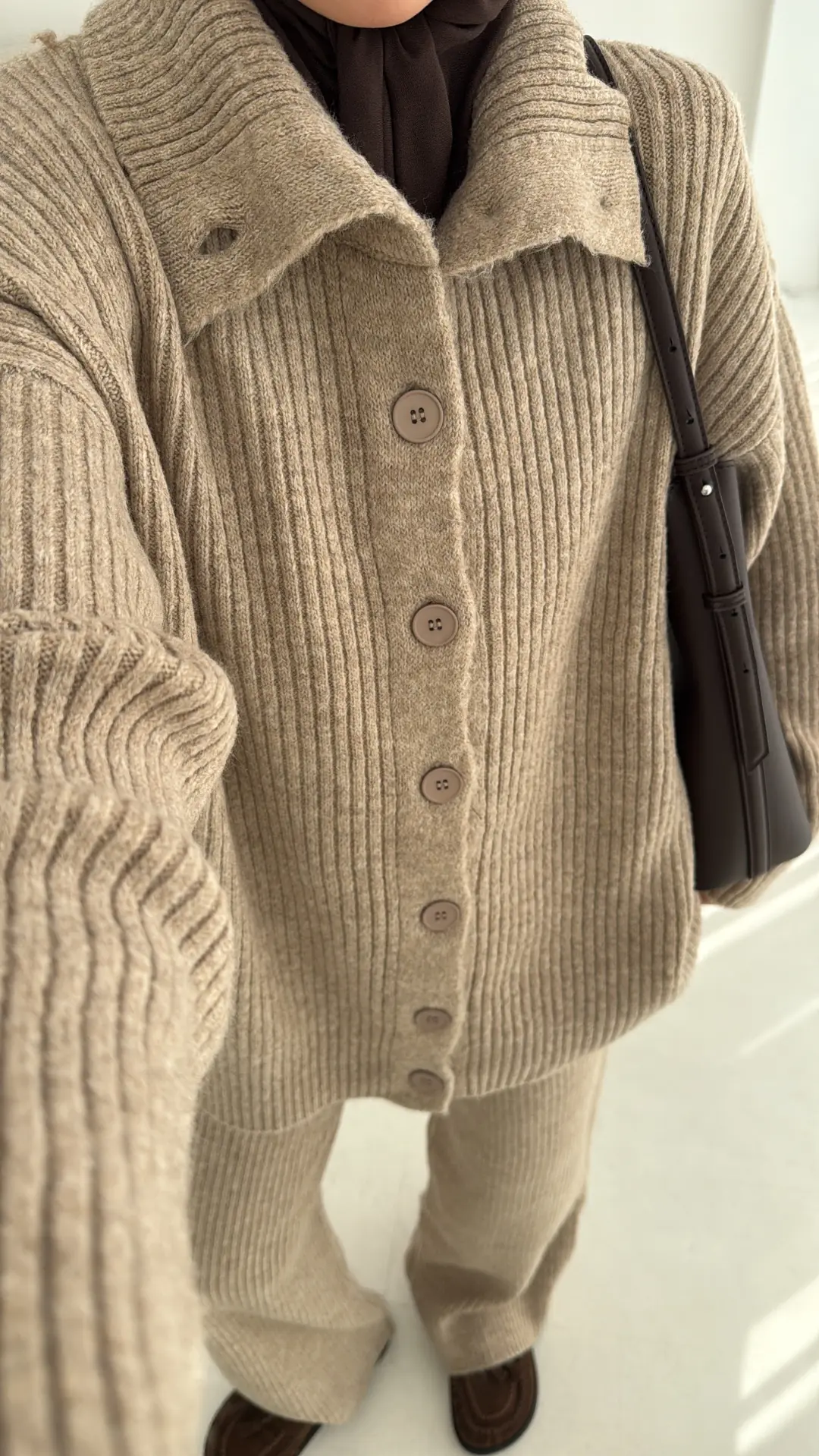 Dik Yaka Düğmeli Triko Takım Bej - Görsel 6