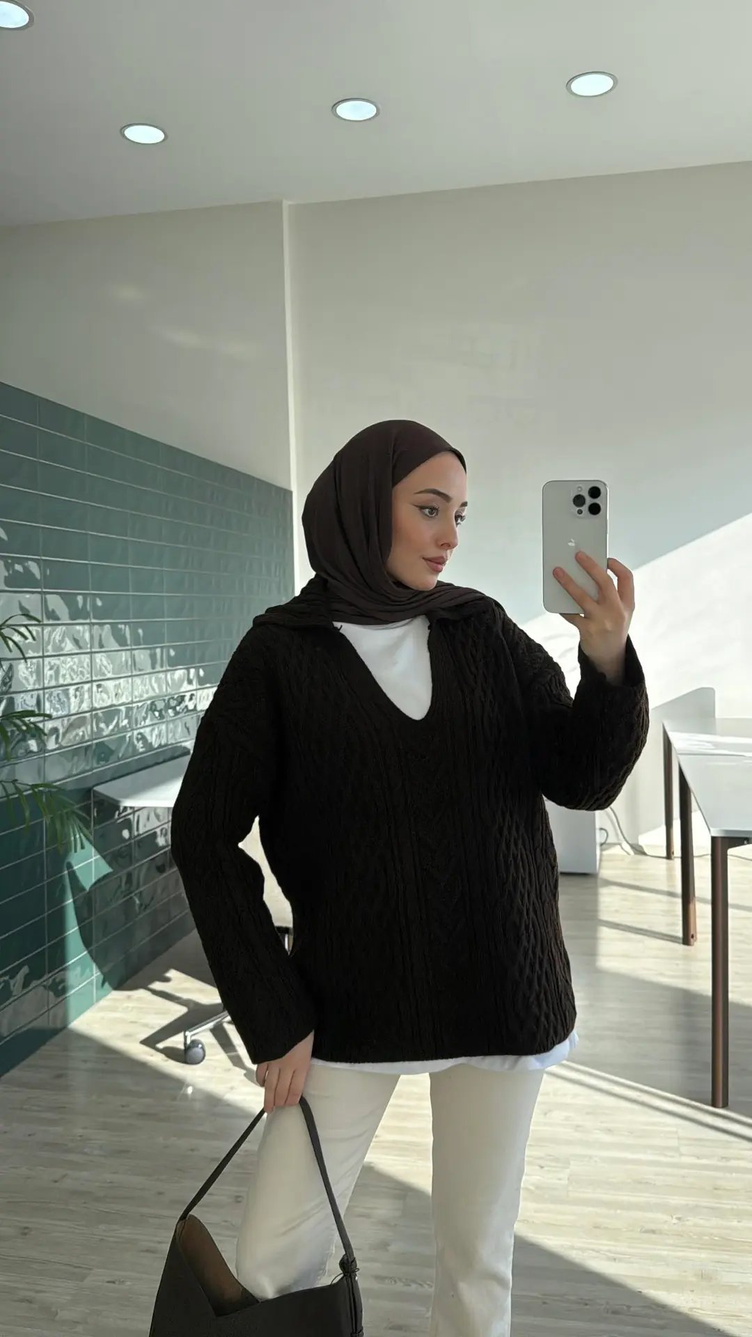 Kendinden V Yaka Saç Örgü Kazak Acı Kahve - Görsel 2