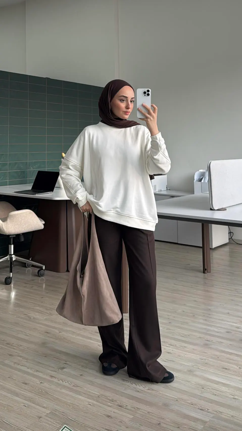 Kolları Dikiş Detaylı Oversize Sweatshirt Beyaz - Görsel 3