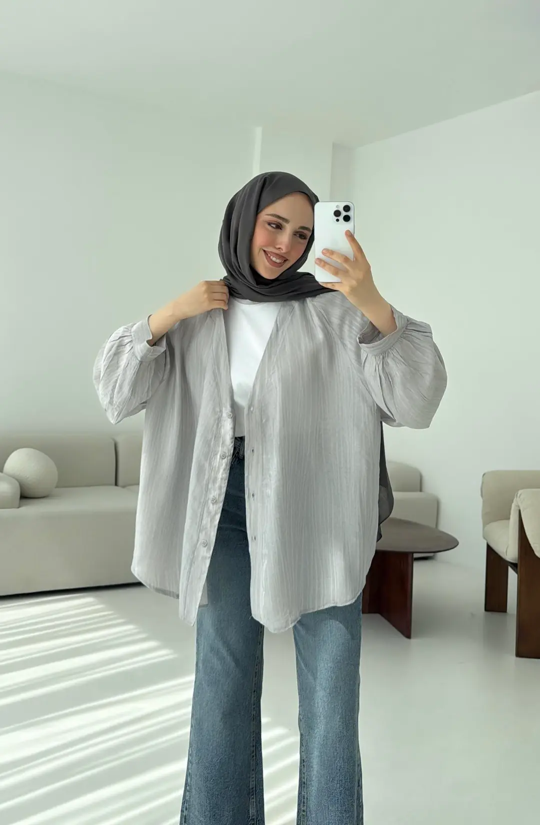 V Yaka Dökümlü Gömlek Gri - Görsel 4