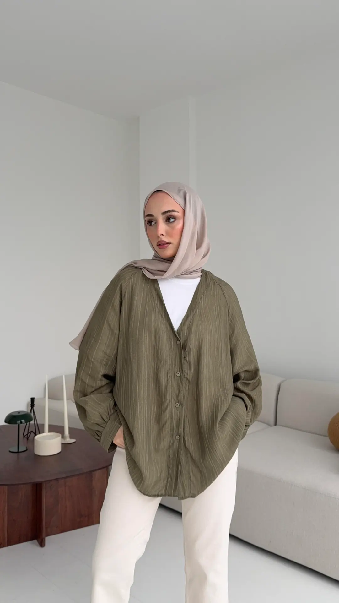 V Yaka Dökümlü Gömlek Haki - Görsel 3