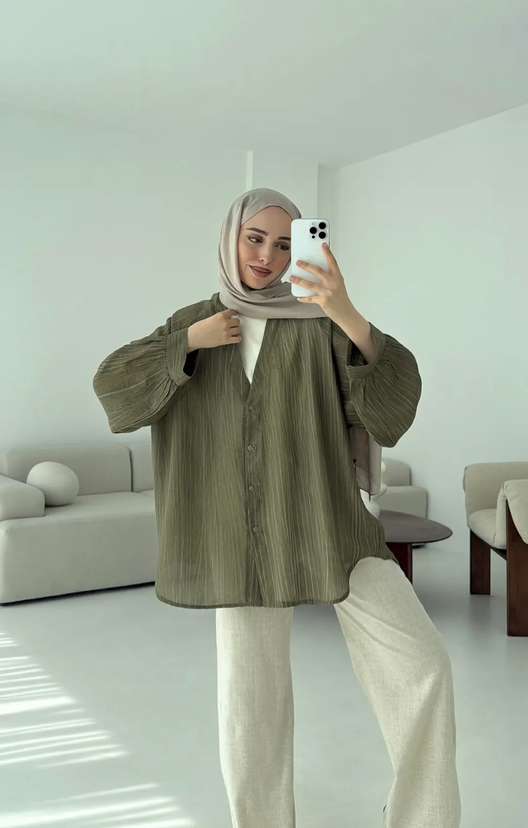 V Yaka Dökümlü Gömlek Yeşil - Görsel 3