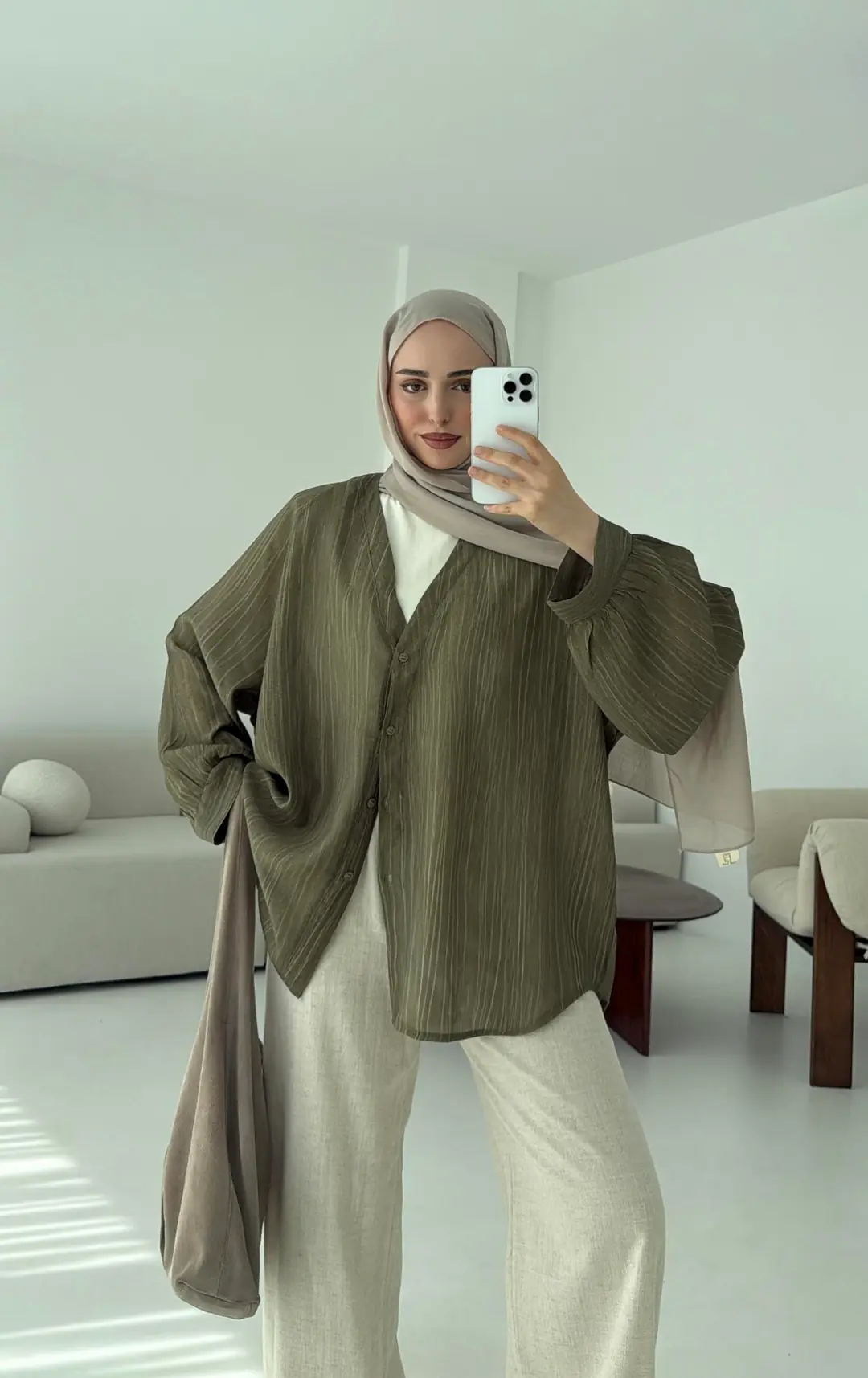 V Yaka Dökümlü Gömlek Yeşil - Görsel 4